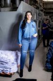 Calça Jeans Stretch Cigarette Cortada nos Joelhos Vista com Botões