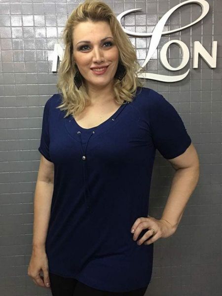 Blusa de Visco Decote V Ilhoses no Decote